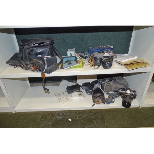 3069 - A quantity of miscellaneous vintage photographic equipment and cameras etc (two shelves)