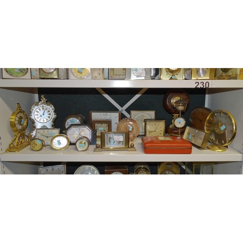 3071 - A quantity of miscellaneous decorative vintage mantle and bedside clocks (one shelf)