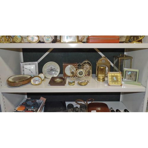 3072 - A quantity of miscellaneous decorative vintage mantle and bedside clocks (one shelf)