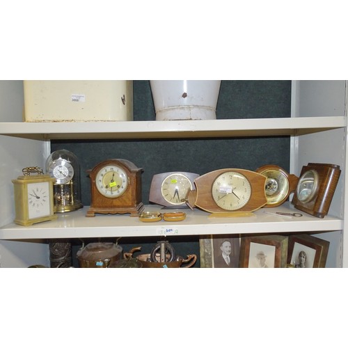 3089 - A quantity of miscellaneous decorative vintage mantle clocks and barometers (one shelf)