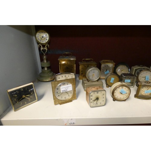 3001 - A collection of miscellaneous small vintage mantle and bedside clocks (one shelf)