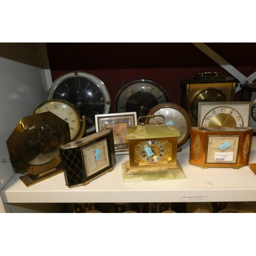 3009 - A collection of miscellaneous decorative vintage mantle clocks (one shelf)