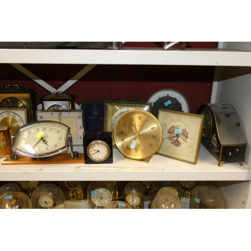 3009 - A collection of miscellaneous decorative vintage mantle clocks (one shelf)