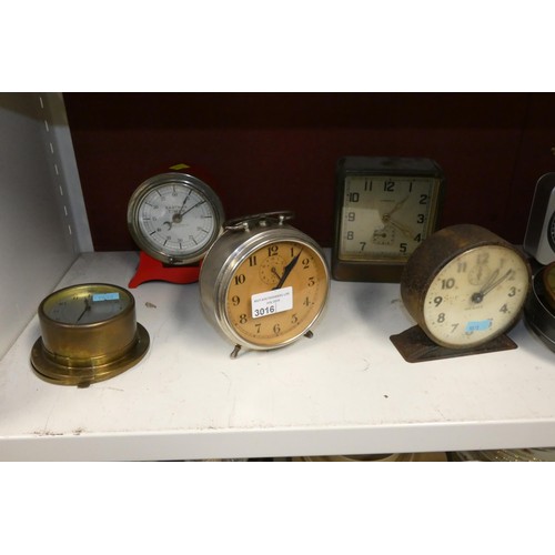 3016 - A collection of miscellaneous vintage clocks and stop clocks (one shelf)