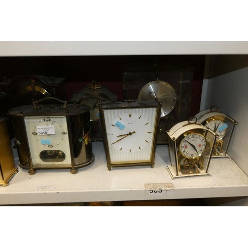 3018 - A quantity of miscellaneous decorative vintage mantle clocks (one shelf)