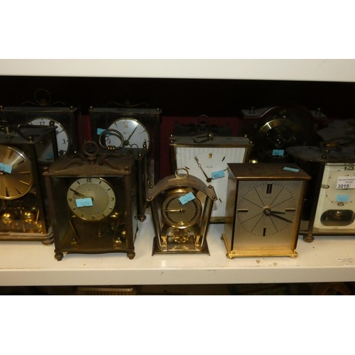 3018 - A quantity of miscellaneous decorative vintage mantle clocks (one shelf)