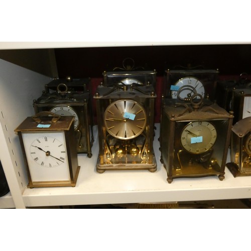 3018 - A quantity of miscellaneous decorative vintage mantle clocks (one shelf)