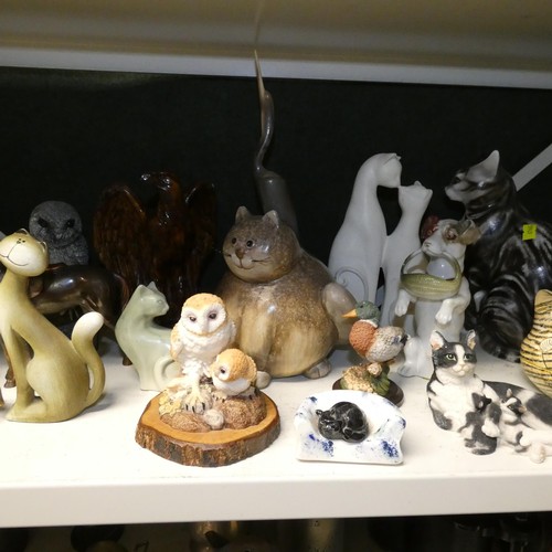 3026 - A quantity of miscellaneous animal figures and ornaments (one shelf)