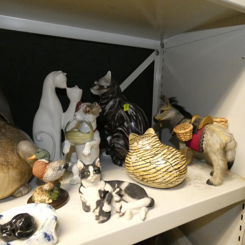 3026 - A quantity of miscellaneous animal figures and ornaments (one shelf)