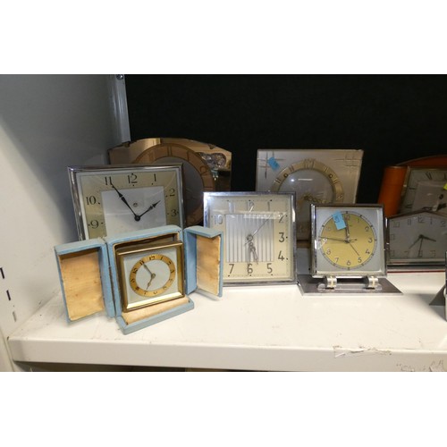 3032 - A quantity of miscellaneous decorative vintage mantle clocks (one shelf)