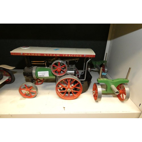 3033 - A vintage live steam Mamod traction engine with log trailer and a model steam car (one shelf)