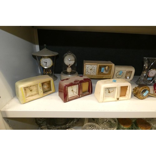 3034 - A quantity of miscellaneous mantle and novelty clocks (one shelf)