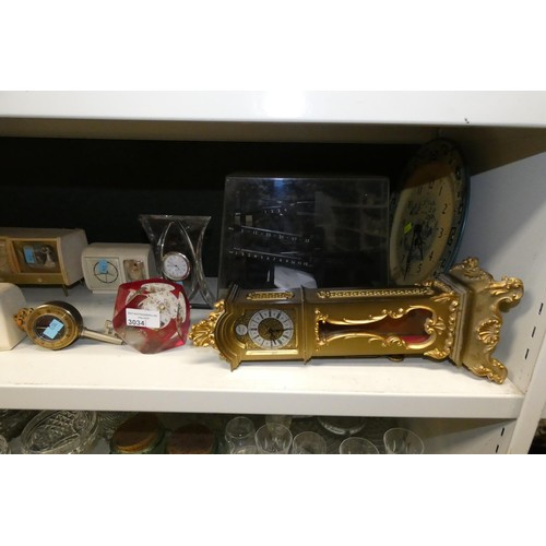 3034 - A quantity of miscellaneous mantle and novelty clocks (one shelf)