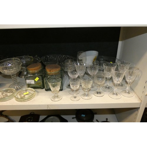 3035 - A quantity of miscellaneous decorative glassware (one shelf)