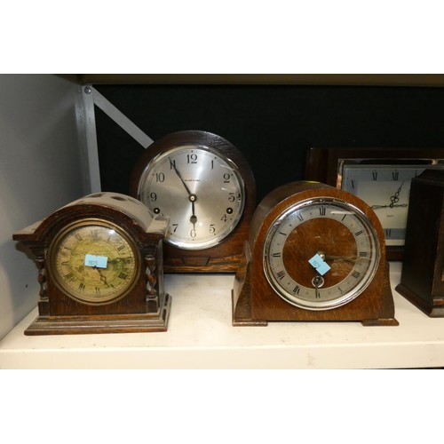 3038 - A quantity of decorative vintage wooden mantle clocks (one shelf)