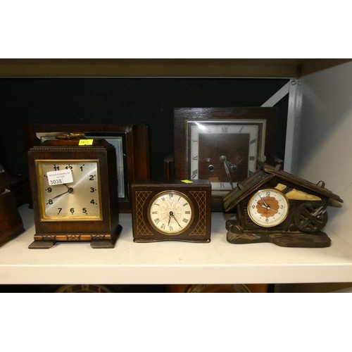 3038 - A quantity of decorative vintage wooden mantle clocks (one shelf)