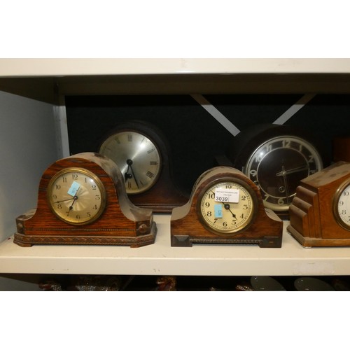 3039 - A quantity of decorative vintage wooden mantle clocks (one shelf)