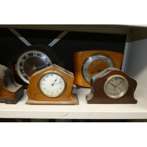 3039 - A quantity of decorative vintage wooden mantle clocks (one shelf)