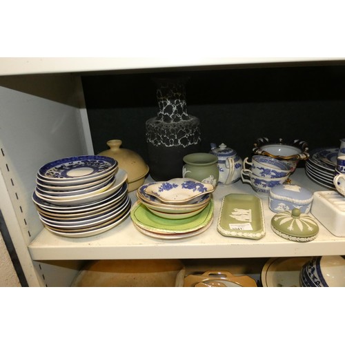 3041 - A quantity of miscellaneous decorative Chinaware and ornaments (two shelves)