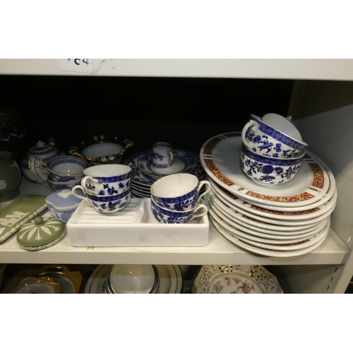 3041 - A quantity of miscellaneous decorative Chinaware and ornaments (two shelves)