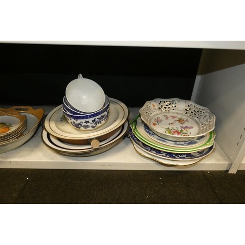 3041 - A quantity of miscellaneous decorative Chinaware and ornaments (two shelves)