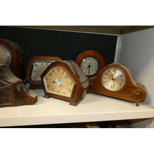 3051 - A quantity of decorative vintage wooden mantle clocks (one shelf)