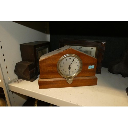 3052 - A quantity of decorative vintage wooden mantle clocks (one shelf)