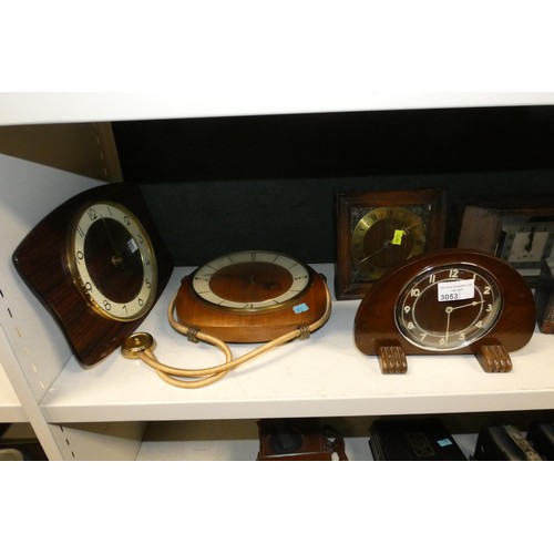 3053 - A quantity of decorative vintage wooden mantle clocks (one shelf)