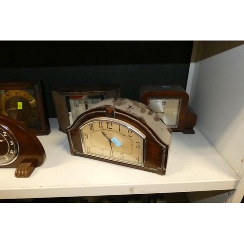 3053 - A quantity of decorative vintage wooden mantle clocks (one shelf)