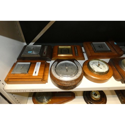 3059 - A quantity of miscellaneous vintage aneroid barometers (two shelves)