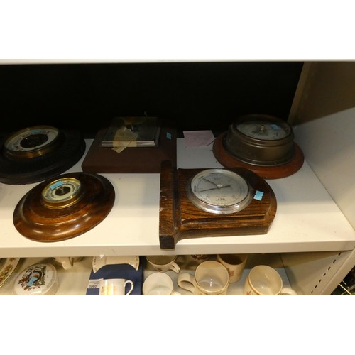 3059 - A quantity of miscellaneous vintage aneroid barometers (two shelves)