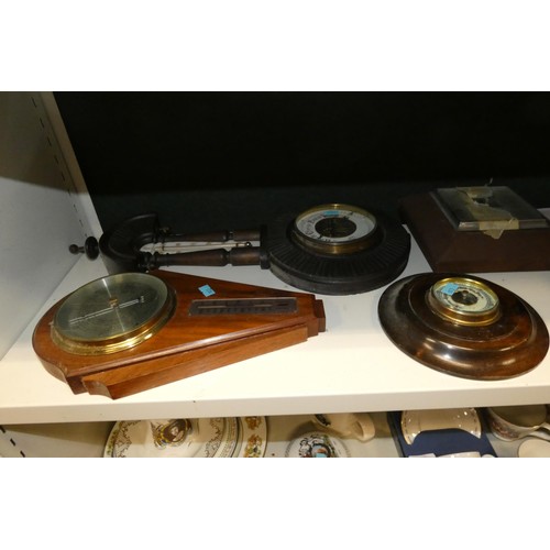 3059 - A quantity of miscellaneous vintage aneroid barometers (two shelves)