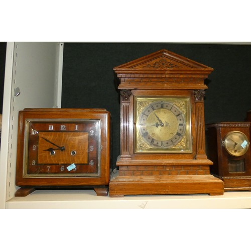 3061 - A quantity of decorative vintage wooden mantle clocks (two shelves)