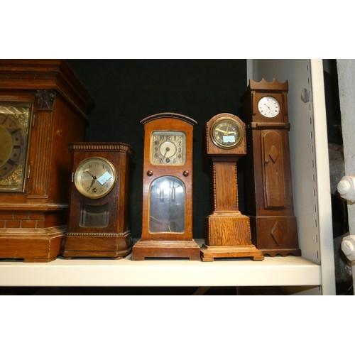 3061 - A quantity of decorative vintage wooden mantle clocks (two shelves)