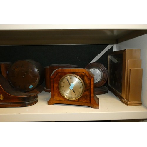 3061 - A quantity of decorative vintage wooden mantle clocks (two shelves)