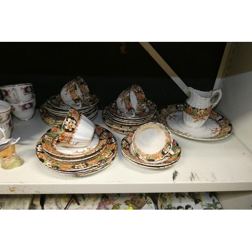 3063 - A quantity of miscellaneous decorative teaware, ornaments and sundries (two shelves)