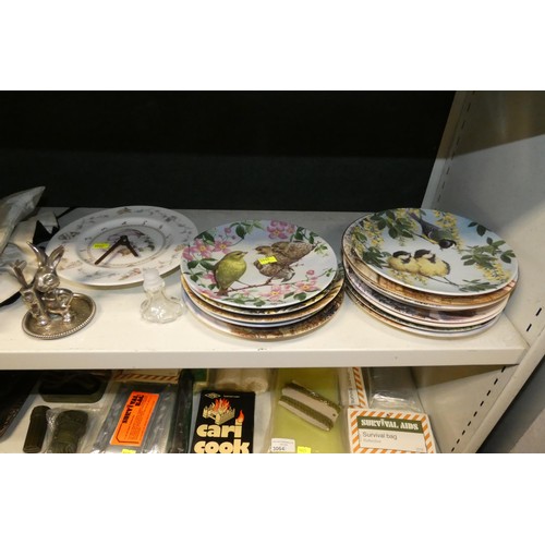 3063 - A quantity of miscellaneous decorative teaware, ornaments and sundries (two shelves)