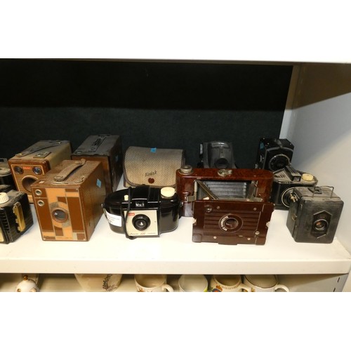 3067 - A quantity of miscellaneous vintage box cameras, bellows cameras and other cameras including a Rolle... 