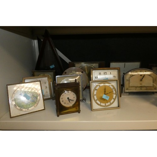 3070 - A quantity of miscellaneous decorative vintage mantle and bedside clocks (one shelf)