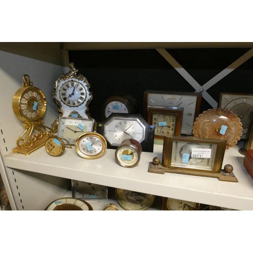 3071 - A quantity of miscellaneous decorative vintage mantle and bedside clocks (one shelf)