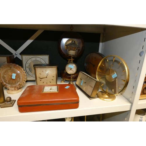 3071 - A quantity of miscellaneous decorative vintage mantle and bedside clocks (one shelf)