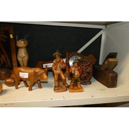 3075 - A large quantity of miscellaneous wooden ornaments etc (two shelves)