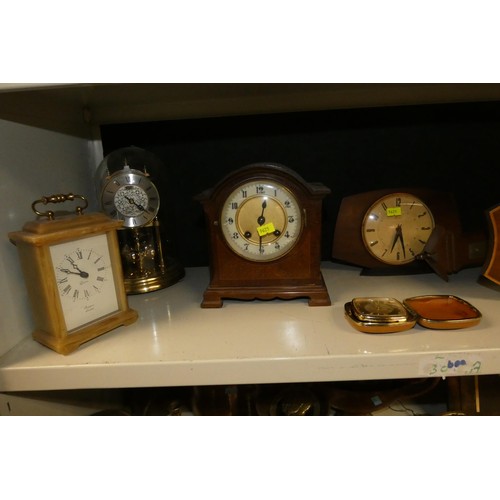 3089 - A quantity of miscellaneous decorative vintage mantle clocks and barometers (one shelf)