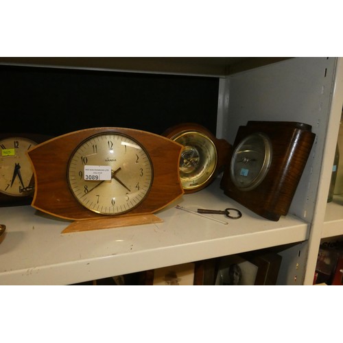 3089 - A quantity of miscellaneous decorative vintage mantle clocks and barometers (one shelf)