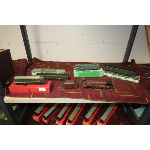 3112 - A quantity of various vintage Hornby Acho and other vintage electric locomotives (1 shelf)