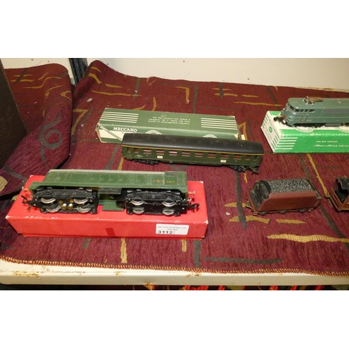 3112 - A quantity of various vintage Hornby Acho and other vintage electric locomotives (1 shelf)