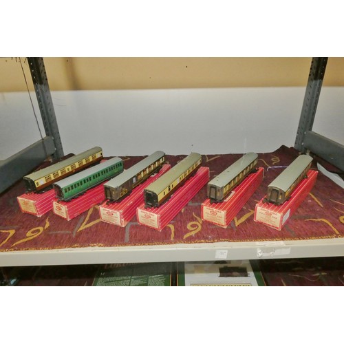 3113 - 6 vintage Hornby Dublo railway coaches with boxes