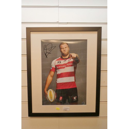 3142 - A framed photo of a Gloucester rugby player