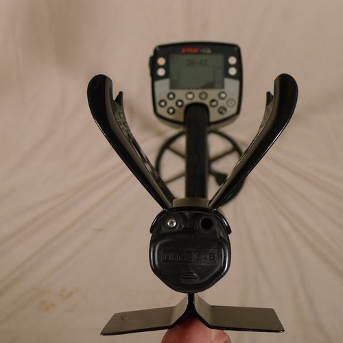 2371 - A Minelab E-TRAC multi frequency FBS metal detector supplied with a Minelab 11 inch FBS Pro coil, a ... 