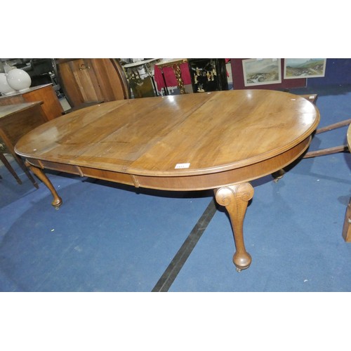 3453 - A large Victorian mahogany d-end extending wind-out dining table with two centre leaves on cabriole ... 